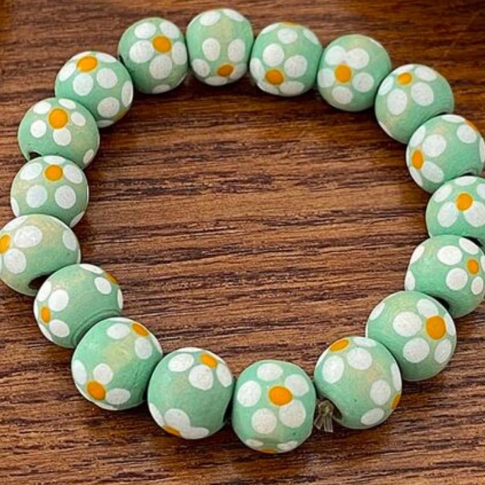 Round Bead Stretch Bracelet Green With White Daisy Flowers Handmade